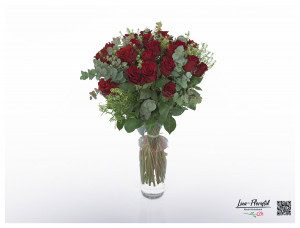 Red roses, thlaspi and eucalyptus