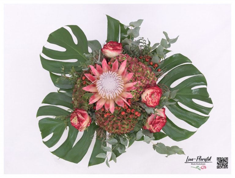 Bouquet with king protea, roses and Ecuador roses Apple Jack - detail