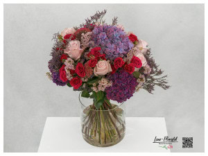 Bouquet with hydrangeas, roses, celosia and statice.