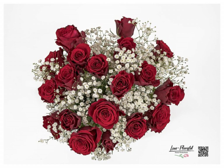 Bouquet with red roses and white gypsophila - detail