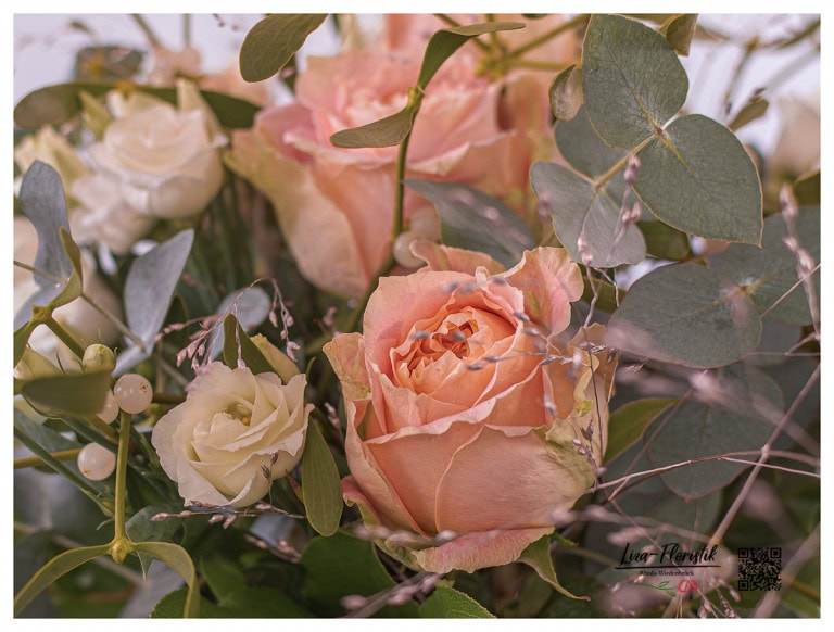 Mistletoe, roses and lisianthus in detail