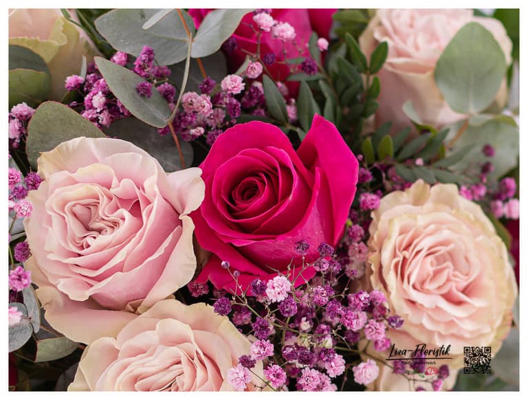 Detail - roses in red and salmon colors