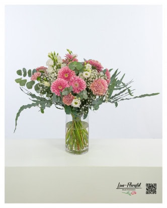 Delicate bouquet of flowers with gerbera, carnations and eucalyptus, complemented by fine gypsophila and white lisianthus, which radiates a gentle elegance and freshness.