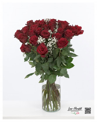 30 red roses, beautifully arranged and combined with delicate gypsophila, form this impressive bouquet - a perfect gesture to celebrate a special birthday in style.