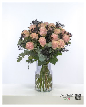 Elegant bouquet of roses, framed by dark gypsophila and eucalyptus, which radiates a special depth and sophistication thanks to its subtle mix of colors.