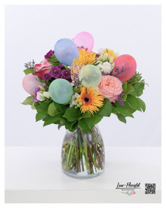 A colorful birthday bouquet combines playful balloons with a harmonious selection of fresh flowers, which together create a cheerful and festive accent. Perfect for bringing special joy to any occasion.