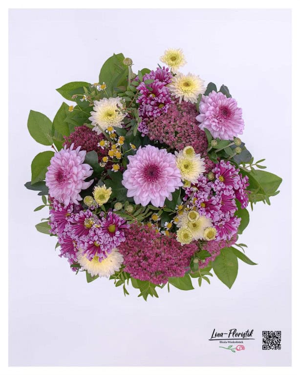 Detailed shot of a chrysanthemum bouquet with chamomile, sedum and delicate flowers in pink and cream