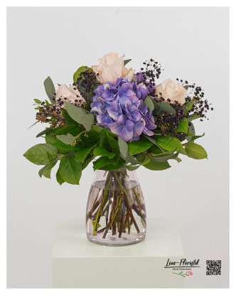 Elegant bouquet in purple and cream A harmonious bouquet of cream-colored roses and a magnificent purple hydrangea, refined with black gypsophila and fresh eucalyptus. A special eye-catcher - hand-tied by Liza-Florist, perfect as a stylish gift or elegant highlight for your home.