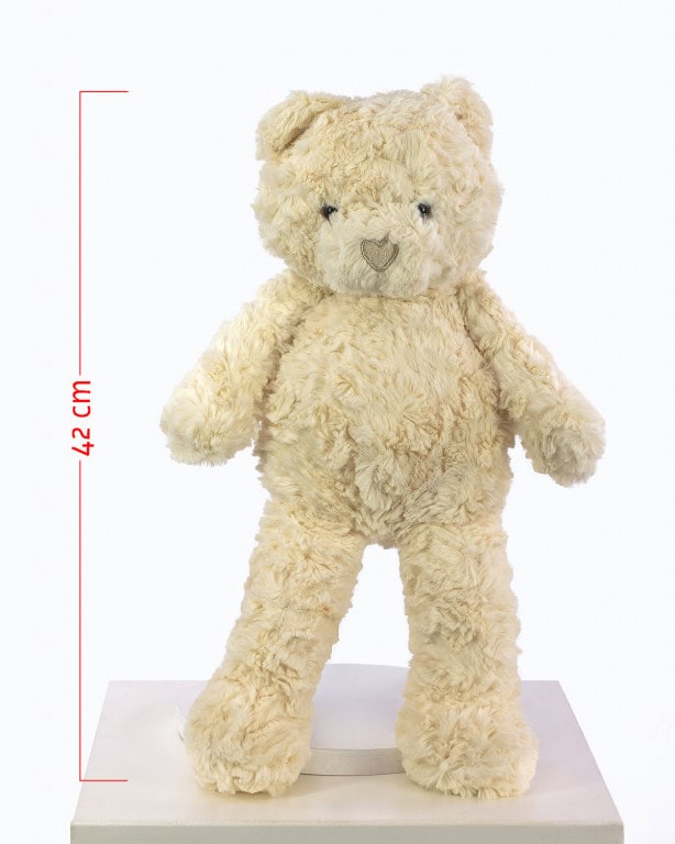 A cuddly soft companion in classic white - 42 cm full of tenderness and warmth.