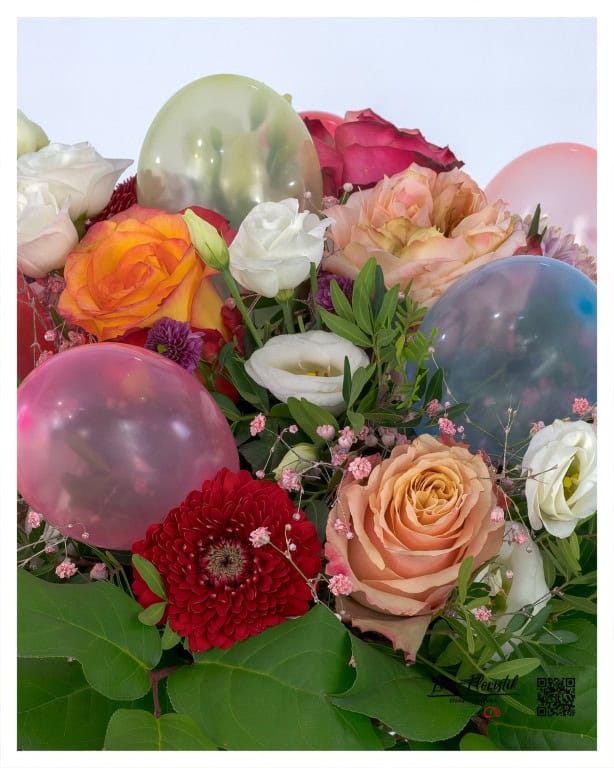 Attention to detail for the special day - close-up of the bouquet with harmonious colors, romantic flowers and delicate accents - a unique birthday greeting that is guaranteed to delight!
