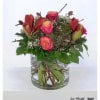 Fresh and festive: An elegant bouquet with amaryllis, roses and pine cones, perfect for the winter season.