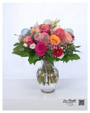 Colorful roses, colorful balloons - This artfully arranged birthday bouquet combines bright flowers and shimmering balloons to create a cheerful and elegant highlight.
