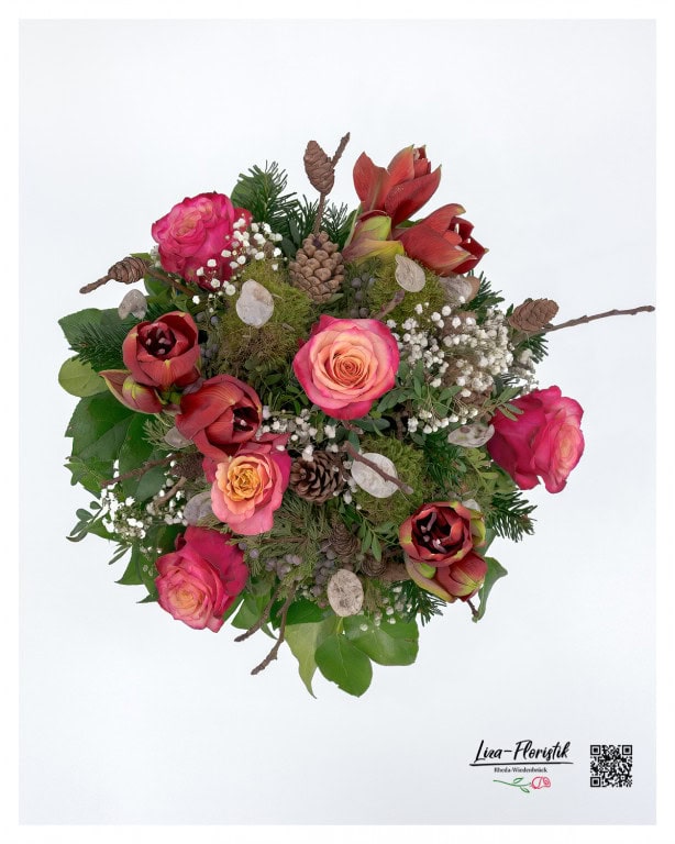 In detail: A romantic bouquet of amaryllis and roses, surrounded by delicate gypsophila and pine cones. A harmonious arrangement for festive moments and special occasions.
