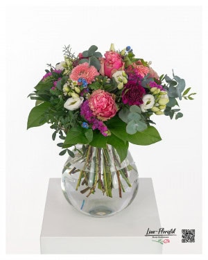 A bouquet of forget-me-not, Ecuador roses "Wild Esperance", fragrant carnations, delicate lisianthus and fresh eucalyptus. The arrangement is complemented by statice and bright gerberas, which ensure a harmonious, natural look.
