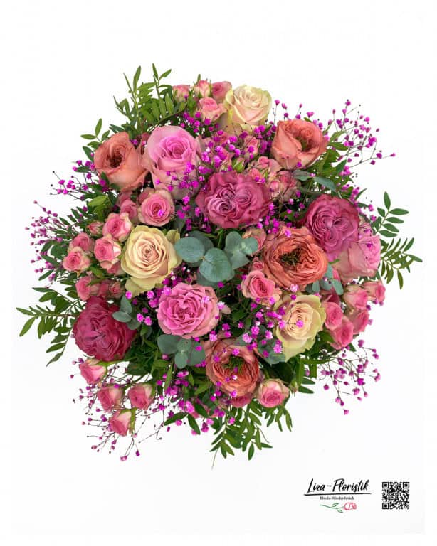 Bird's eye view - voluminous bouquet with different, pastel-colored rose varieties.