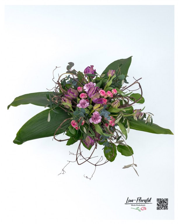 Bird view of bouquet of flowers with french tilps