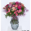 Round bouquet with roses
