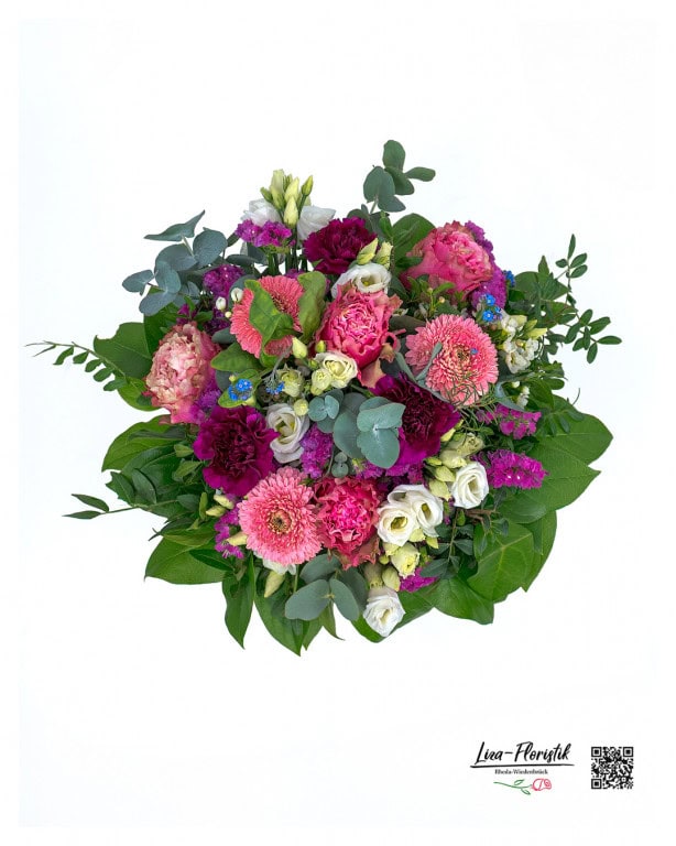 Bird's eye view: Forget-me-not, Ecuador roses 'Wild Esperance', carnations, lisianthus, eucalyptus, gerbera and statice.