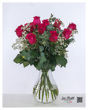 Bouquet with 12 bright pink Ecuador roses of the “Lola” variety, combined with delicate gypsophila and fresh eucalyptus – high-quality tied in a classic style.