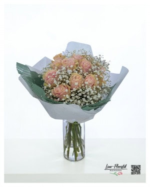 Bouquet with 12 roses and gypsophila - delicate rosé, elegant packaging, delivered free of charge in Rheda-Wiedenbrück & the surrounding area. Order now!
