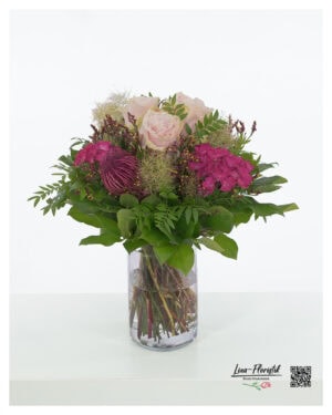Bouquet with pink hydrangeas, soft pink Ecuador roses of the Pink Mondial variety, colored Ami, purple statice and airy wig bush, surrounded by strong green.