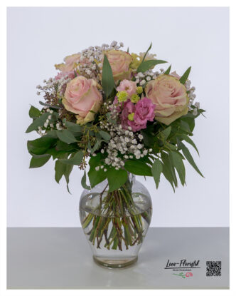 Elegant bouquet of flowers with 5 pink roses, lisianthus, fine gypsophila and fresh eucalyptus, lovingly arranged in harmonious pastel tones