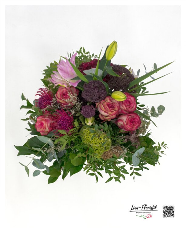 A stylish arrangement that combines freshness, elegance and naturalness - an eye-catcher for every occasion - an opulent bouquet of flowers with roses and lilies
