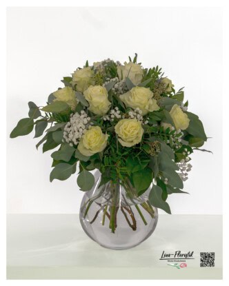 Bouquet with cream-colored roses of the Mondial variety, combined with fresh eucalyptus and fine gypsophila, elegantly tied and arranged to a high quality.