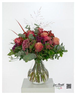 Bouquet of peach roses and celosia
