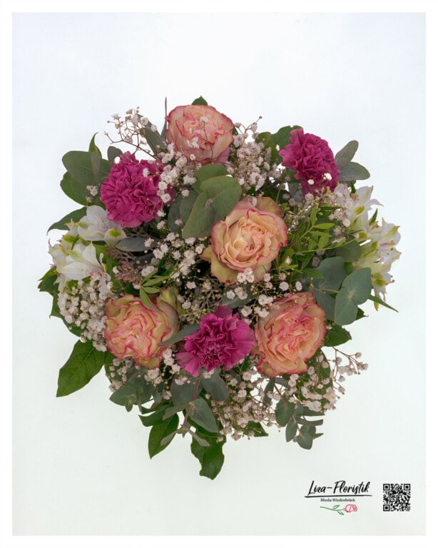 Detailed view of the bouquet from above - harmoniously arranged flowers with a fine structure and lovingly tied shape.