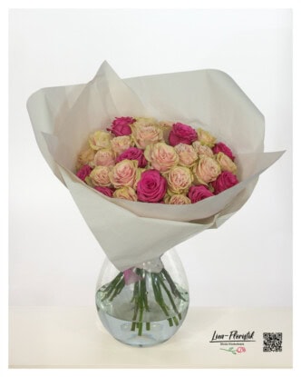 Birthday greeting with 30 roses - hand-picked Ecuador roses in pink and rosé, tightly tied for a clear, high-quality look.