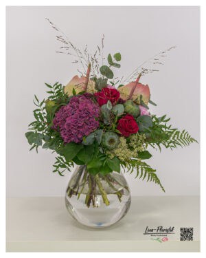 Expressive bouquet of flowers with roses, hydrangeas and anthuriums