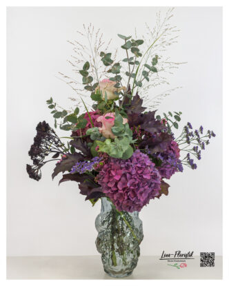 Bouquet in violet and rosé - with hydrangeas, roses, eucalyptus, oak leaves, sedum, statice and fine grasses. An elegant mix of warm autumn colors and light naturalness.