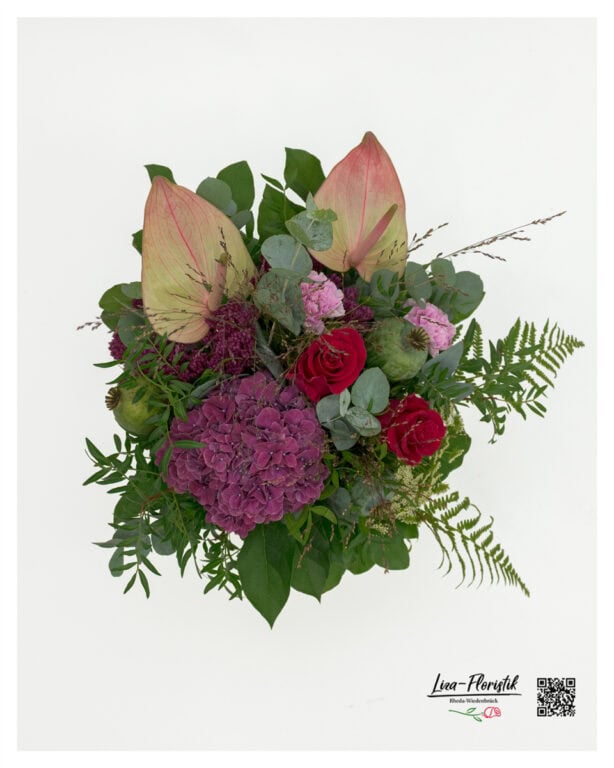 Composition in elegant berry tones with fine lines - an expression of floral craftsmanship and stylish freshness.