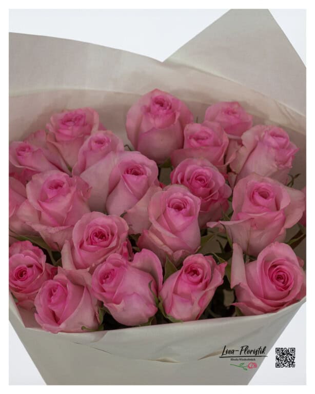 Jet-Set roses for your birthday: When viewed up close, the exceptional quality becomes visible. Each rose impresses with its perfect shape and bright pink that radiates joy and vitality.