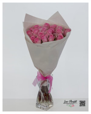 20 Ecuador roses of the Jet Set variety in bright pink - the perfect birthday gift for people who enjoy life to the fullest.