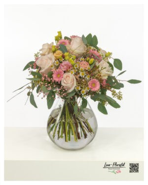 Delicate bouquet of roses and lisianthus in pastel tones, harmoniously tied in a round shape, with a gentle, romantic look.