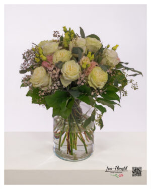 Delicate bouquet with Ecuador roses in cream, pink and fresh greenery – airy arranged, modern and elegant