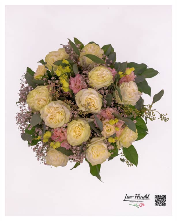 Soft harmony of cream tones and delicate pink accents – naturally balanced with a quiet, timeless elegance