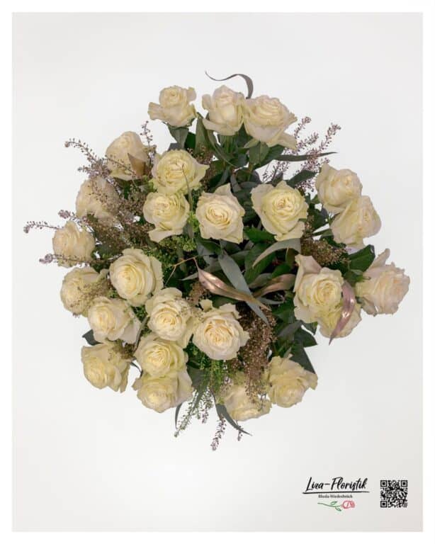 The round binding and the even distribution of the roses give the bouquet with golden elements a particularly balanced shape.