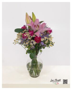 Bouquet with lilies and roses combines fresh chamomile and delicate sea lavender into a harmonious, colorful arrangement.