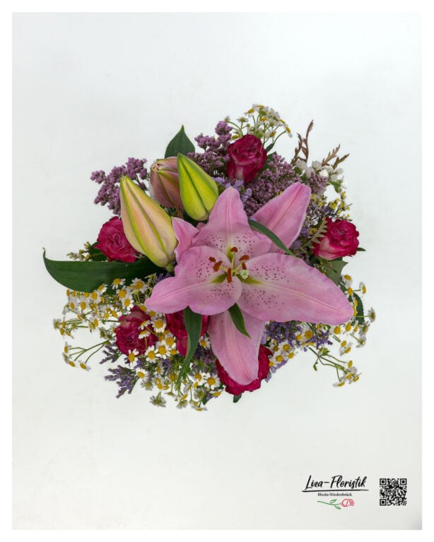 Detail view of the lily‑rose bouquet shows the fine structure of chamomile and sea lavender and highlights the balanced, natural composition.
