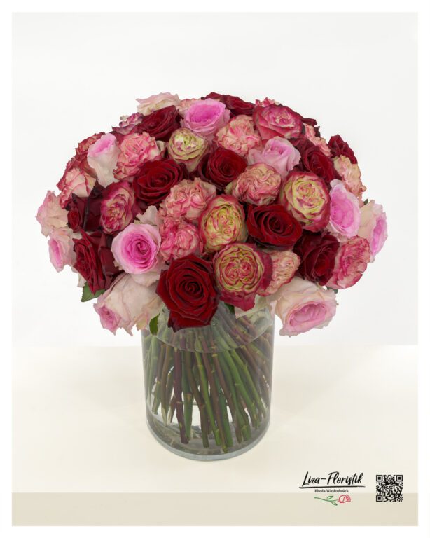A special flower bouquet made with carefully selected premium roses.